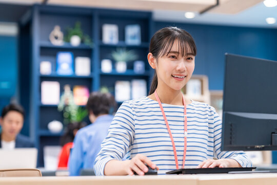 オフィスで働く若い女性のエンジニア
