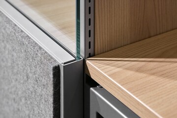 Haptischer Fokus: Material-Fusion aus Akustik-Filz, pr&auml;zisem Glassto&szlig; und Naturholz