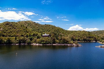 Fototapeta premium Córdoba, Argentina, lago del embalse Los Molinos. Hermoso paisaje en verano.