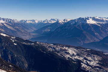 Blick auf Crans-Montana und das Wallis und die Alpen vom Skigebiet Anzere in der Schweiz im Winter