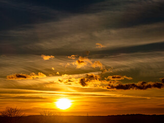 Wolkenhimmel bei Sonnenuntergang