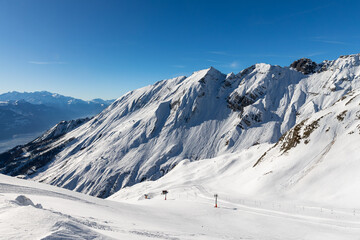 Skigebiet mit Schlepplift, Ankerlift, Seilbahn von Anzere im Wallis in der Schweiz im Winter