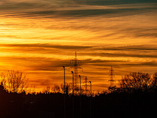 Hochspannungsmasten bei Sonnenuntergang
