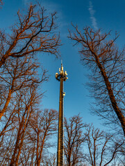 Funk und Sendemast im Wald