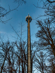 Funk und Sendemast im Wald