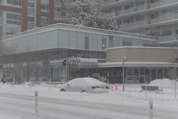 Obraz premium exterior building and sign of Vivo Avanti, an Italian restaurant, located at 1832 Bloor St W, during a snow storm on 2026-01-15 in Toronto