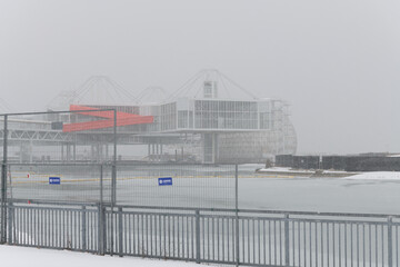 Obraz premium wide view of pod pavilions / redevelopment of Ontario Place during a snow storm on 2026-01-15 in Toronto