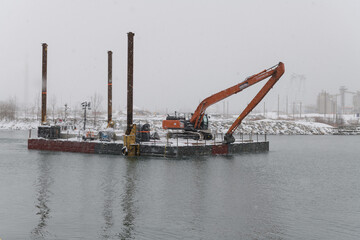 Naklejka premium construction barge in Parliament Slip during a snow storm on 2026-01-15 in Toronto