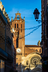 Obraz premium View of the bell tower and façade of Saint-Etienne Cathedral from Rue Croix-Baragnon in Toulouse