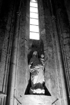 Statue de la vierge &agrave; l'enfant, Abbaye Sainte-Marie de Valmagne