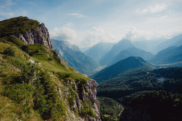 Fototapeta premium Blick vom Mangart-Sattel in Richtung Soča-Tal im Licht der Spätnachmittagssonne, Slowenien, Julische Alpen
