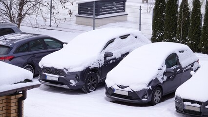 Zaparkowane samochody na parkingu pokryte grubą warstwą białego śniegu © tomo81