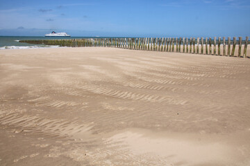 vue sur la Manche avec un ferry venant d'Angleterre sur la plage de Sangatte