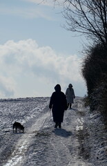 Spazierg&auml;nger in Schneelandschaft