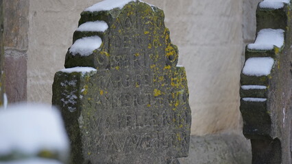 Schrift auf einem alten Grabstein