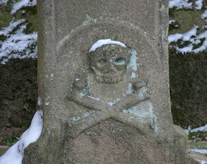 Totenkopf auf einem alten Grabstein