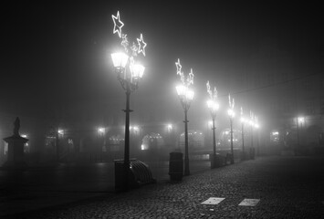 Ulice starego miasta w nocnym świetle latarni  © kubikactive