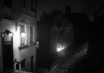 Ulice starego miasta w nocnym świetle latarni  © kubikactive