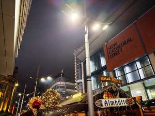 Obraz premium Manchester Christmas market at New Cathedral Street with festive stalls and warm lights