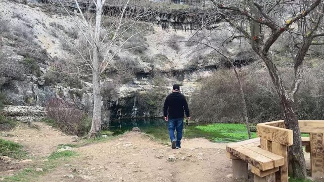 Hombre llegando a la orilla del Pozo Azul