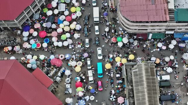 Market scene in Accra with vendors and vehicles on a busy street