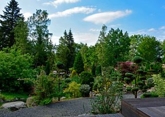 ogr&oacute;d japoński z drzewami i krzewami, ogr&oacute;d japoński nad wodą, japanese garden 