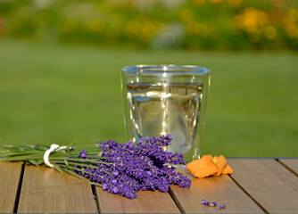 woda lawendowa w szklance, woda aromatyzowana lawendą w butelce, woda lawendowa w szklance na stole, lavender water in a glass bottle, lavender water in a glass bottle on the table, © kateej