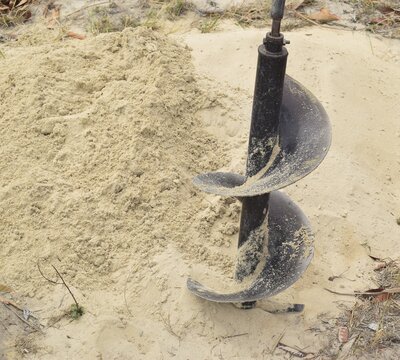 Broca perfuradora manual de buraco em monte de areia escavado, ferramenta de ferro