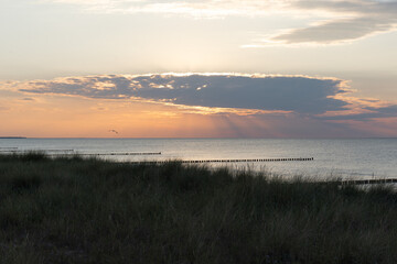 Sonnenuntergang an der Ostseek&uuml;ste bei Zingst, umgeben von der  Strand- und D&uuml;nenlandschaft Mecklenburg-Vorpommerns in Deutschland