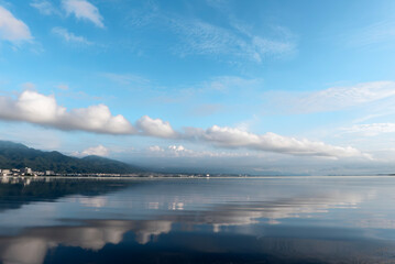早朝の琵琶湖の風景　静かな湖面と青空　滋賀県大津市