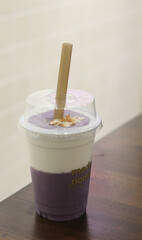 Fresh milk and taro were placed on the wooden table.
