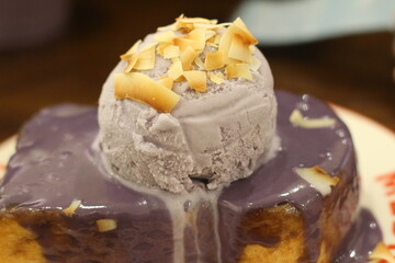 Toast with ice cream is delicious.