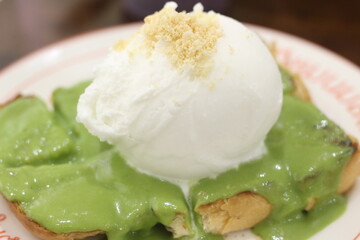 Toast with ice cream is delicious.