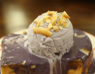 Toast with ice cream is delicious.