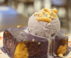 Toast with ice cream is delicious.