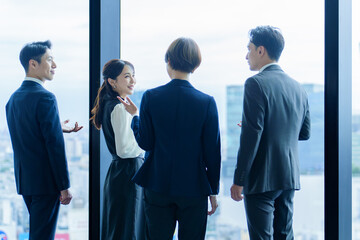 ビジネスパーソン　立ち話　打ち合わせ © taka