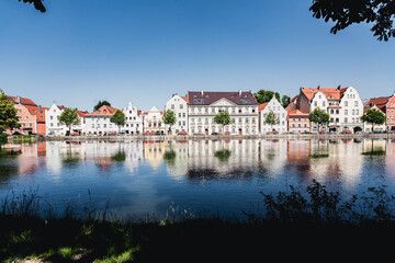 Fototapeta premium Nachtaufnahmen der Stadt Landshut in Niederbayern, Deutschland. Die Fotos zeigen die historische Altstadt, beeindruckende Architektur und die stimmungsvolle Beleuchtung der Stadt bei Nacht. Ein belieb