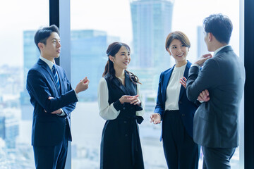 ビジネスパーソン　立ち話　打ち合わせ © taka