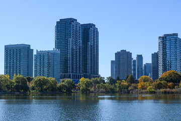 Obraz premium Etobicoke Toronto skyline with modern buildings and autumn trees by water