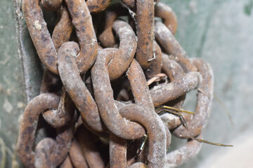 Fototapeta premium Close-up of rusty metal chain links 