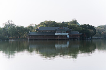 Obraz premium Traditional Japanese Pavilion on a Calm Lake, West Lake in Huizhou, Guangdong Province, China, is a tourist attraction featuring ancient architecture.