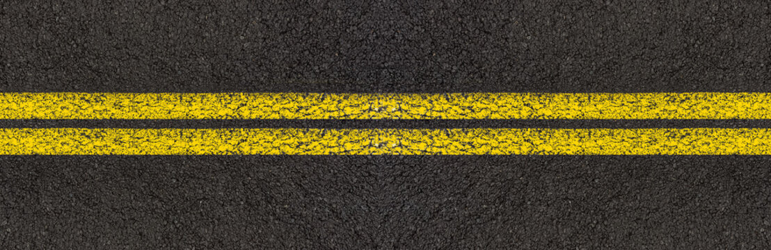 Lignes jaunes sur asphalte 