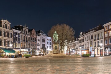 Fototapeta premium Explore the enchanting Grote Marktstraat in Haague at night, showcasing stunning Dutch architecture and a vibrant urban atmosphere, perfect for travel enthusiasts.