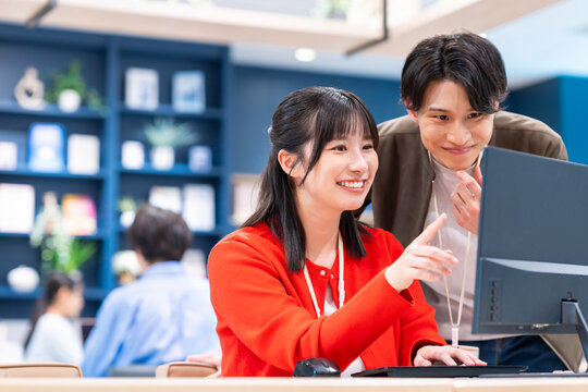 オフィスで働く若いエンジニア