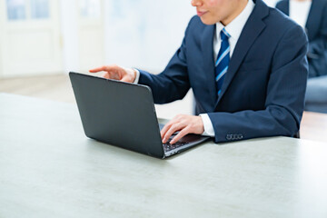 パソコン仕事をする男性