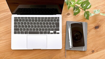 ビジネスアイテム　パソコンとスマホ