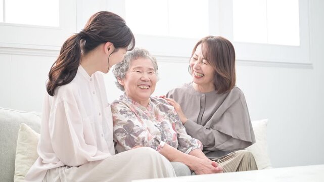 三世代家族女性の笑顔のポートレート　仲良し親子や健康、長生き、介護などのイメージの動画