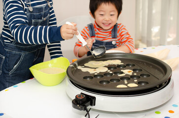 たこ焼を作る子供