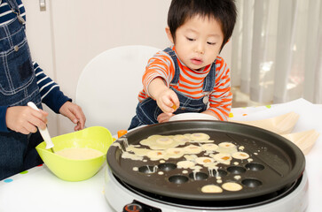たこ焼を作る子供