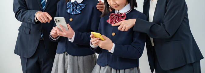 携帯を持つ子供と親子 © ponta1414